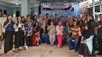 Anggota DPRD Kalteng Faridawaty Darland Atjeh menyerap aspirasi warga terkait peningkatan infrastruktur jalan dalam kegiatan reses perseorangan di kawasan Kalibata, Palangka Raya, Minggu (23/8/2026)(Istimewa)