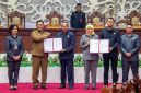 Wakil Gubernur Kalteng Edy Pratowo, didampingi Sekda Linae Victoria Aden, Ketua DPRD Arton S. Dohong, serta para Wakil Ketua DPRD memegang dokumen Nota Kesepakatan usai penandatanganan dalam Rapat Paripurna Ke-7 di Palangka Raya, Selasa (18/8/2026).Foto:Setwan Kalreng/1tulah.com