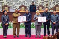 Wakil Gubernur Kalteng Edy Pratowo, didampingi Sekda Linae Victoria Aden, Ketua DPRD Arton S. Dohong, serta para Wakil Ketua DPRD memegang dokumen Nota Kesepakatan usai penandatanganan dalam Rapat Paripurna Ke-7 di Palangka Raya, Selasa (18/8/2026).Foto:Setwan Kalreng/1tulah.com