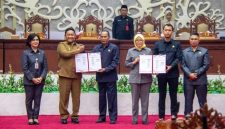 Wakil Gubernur Kalteng Edy Pratowo, didampingi Sekda Linae Victoria Aden, Ketua DPRD Arton S. Dohong, serta para Wakil Ketua DPRD memegang dokumen Nota Kesepakatan usai penandatanganan dalam Rapat Paripurna Ke-7 di Palangka Raya, Selasa (18/8/2026).Foto:Setwan Kalreng/1tulah.com
