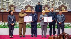 Wakil Gubernur Kalteng Edy Pratowo, didampingi Sekda Linae Victoria Aden, Ketua DPRD Arton S. Dohong, serta para Wakil Ketua DPRD memegang dokumen Nota Kesepakatan usai penandatanganan dalam Rapat Paripurna Ke-7 di Palangka Raya, Selasa (18/8/2026).Foto:Setwan Kalreng/1tulah.com