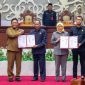 Wakil Gubernur Kalteng Edy Pratowo, didampingi Sekda Linae Victoria Aden, Ketua DPRD Arton S. Dohong, serta para Wakil Ketua DPRD memegang dokumen Nota Kesepakatan usai penandatanganan dalam Rapat Paripurna Ke-7 di Palangka Raya, Selasa (18/8/2026).Foto:Setwan Kalreng/1tulah.com
