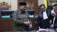 Terdakwa kasus dugaan korupsi kuota haji Yaqut Cholil Qoumas saat menjalani sidang pembacaan dakwaan di Pengadilan Tipikor, Jakarta, Selasa (11/8/2026). [Suara.com/Alfian Winanto] 