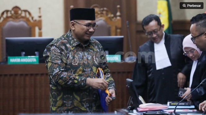 Terdakwa kasus dugaan korupsi kuota haji Yaqut Cholil Qoumas saat menjalani sidang pembacaan dakwaan di Pengadilan Tipikor, Jakarta, Selasa (11/8/2026). [Suara.com/Alfian Winanto] 