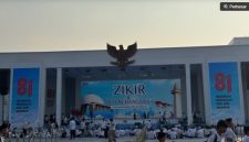Ribuan peserta mulai memadati kawasan Monas, Jakarta Pusat, menjelang dimulainya Zikir dan Doa Kebangsaan dalam rangka HUT ke-81 RI, Sabtu (1/8/2026). [Suara.com/Dea]
