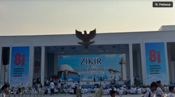 Ribuan peserta mulai memadati kawasan Monas, Jakarta Pusat, menjelang dimulainya Zikir dan Doa Kebangsaan dalam rangka HUT ke-81 RI, Sabtu (1/8/2026). [Suara.com/Dea]