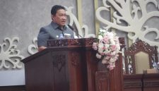 Wakil Gubernur Kalteng H. Edy Pratowo menyampaikan pidato