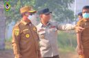 Bupati Seruyan Ahmad Selanorwanda didampingi Kepala BPBD Seruyan, saat memantau kegiatan pemadaman kebakaran lahan yang terjadi di Seruyan beberapa waktu lalu. 