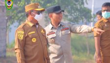 Bupati Seruyan Ahmad Selanorwanda didampingi Kepala BPBD Seruyan, saat memantau kegiatan pemadaman kebakaran lahan yang terjadi di Seruyan beberapa waktu lalu. 