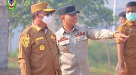 Bupati Seruyan Ahmad Selanorwanda didampingi Kepala BPBD Seruyan, saat memantau kegiatan pemadaman kebakaran lahan yang terjadi di Seruyan beberapa waktu lalu. 