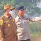 Bupati Seruyan Ahmad Selanorwanda didampingi Kepala BPBD Seruyan, saat memantau kegiatan pemadaman kebakaran lahan yang terjadi di Seruyan beberapa waktu lalu. 