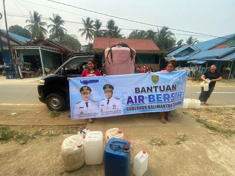 Pemprov Kalteng menyalurkan bantuan air bersih kepada masyarakat di sejumlah wilayah terdampak kekeringan. (2/9/2026)