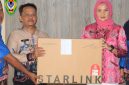 Plt Kepala Dinas Komunikasi, Informatika, Statistik dan Persandian (Diskominfosandi) Kabupaten Seruyan  Sarinah Maulidah menyerahkan perangkat Starlink kepada tiga kecamatan, yakni Kecamatan Suling Tambun, Kecamatan Danau Seluluk dan Kecamatan Seruyan Raya.