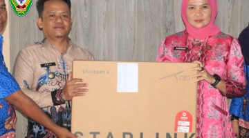 Plt Kepala Dinas Komunikasi, Informatika, Statistik dan Persandian (Diskominfosandi) Kabupaten Seruyan Sarinah Maulidah menyerahkan perangkat Starlink kepada tiga kecamatan, yakni Kecamatan Suling Tambun, Kecamatan Danau Seluluk dan Kecamatan Seruyan Raya.