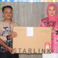 Plt Kepala Dinas Komunikasi, Informatika, Statistik dan Persandian (Diskominfosandi) Kabupaten Seruyan  Sarinah Maulidah menyerahkan perangkat Starlink kepada tiga kecamatan, yakni Kecamatan Suling Tambun, Kecamatan Danau Seluluk dan Kecamatan Seruyan Raya.
