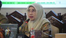 Asisten Administrasi Umum Setda Provinsi Kalimantan Tengah Sunarti menghadiri Rapat Bamus DPRD Kalteng bersama Tim Pemerintah Provinsi Kalimantan Tengah di Ruang Rapat Gabungan DPRD Kalteng, Selasa (8/9/2026).
