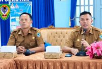 Kepala Dinas Perikanan Kabupaten Seruyan, Taufik Kurahman, S.Pi., M.M., didampingi Kabid Pengawasan Sumber Daya Perikanan, Misbakhul Munir, S.Pi., saat menyampaikan arahannya dalam sebuah kegiatan di Seruyan baru-baru ini.