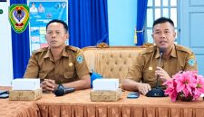 Kepala Dinas Perikanan Kabupaten Seruyan, Taufik Kurahman, S.Pi., M.M., didampingi Kabid Pengawasan Sumber Daya Perikanan, Misbakhul Munir, S.Pi., saat menyampaikan arahannya dalam sebuah kegiatan di Seruyan baru-baru ini.