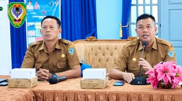 Kepala Dinas Perikanan Kabupaten Seruyan, Taufik Kurahman, S.Pi., M.M., didampingi Kabid Pengawasan Sumber Daya Perikanan, Misbakhul Munir, S.Pi., saat menyampaikan arahannya dalam sebuah kegiatan di Seruyan baru-baru ini.