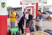 Kepala Dinas Koperasi, Perindustrian, Perdagangan, dan UMKM (Diskoperindag UMKM) Kabupaten Seruyan memantau kegiatan tera ulang bersama Petugas Metrologi Legal Diskoperindag UMKM Kabupaten Seruyan di SPBU 105 Kecamatan Danau Seluluk.