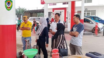 Kepala Dinas Koperasi, Perindustrian, Perdagangan, dan UMKM (Diskoperindag UMKM) Kabupaten Seruyan memantau kegiatan tera ulang bersama Petugas Metrologi Legal Diskoperindag UMKM Kabupaten Seruyan di SPBU 105 Kecamatan Danau Seluluk.