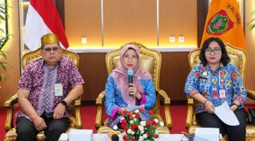 Asisten Administrasi Umum Setda Kalteng Sunarti mengikuti Uji Publik Rancangan Peraturan Menteri PANRB tentang Pedoman Standar Pelayanan secara virtual dari Kantor Gubernur Kalimantan Tengah, Kamis (10/9/2026).