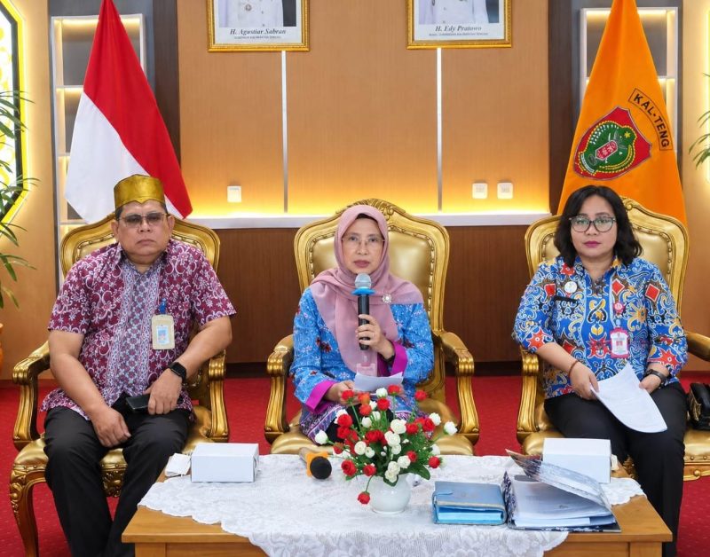 Asisten Administrasi Umum Setda Kalteng Sunarti mengikuti Uji Publik Rancangan Peraturan Menteri PANRB tentang Pedoman Standar Pelayanan secara virtual dari Kantor Gubernur Kalimantan Tengah, Kamis (10/9/2026).