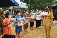 Gubernur Agustiar Sabran menyerahkan bantuan kepada warga terdampak karhutla di Sei Gohong Palangka Raya. Selasa (15/9/26)