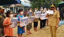Gubernur Agustiar Sabran menyerahkan bantuan kepada warga terdampak karhutla di Sei Gohong Palangka Raya. Selasa (15/9/26)