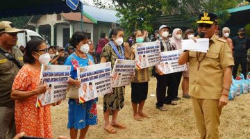 Gubernur Agustiar Sabran menyerahkan bantuan kepada warga terdampak karhutla di Sei Gohong Palangka Raya. Selasa (15/9/26)