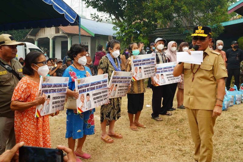 Gubernur Agustiar Sabran menyerahkan bantuan kepada warga terdampak karhutla di Sei Gohong Palangka Raya. Selasa (15/9/26)