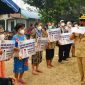 Gubernur Agustiar Sabran menyerahkan bantuan kepada warga terdampak karhutla di Sei Gohong Palangka Raya. Selasa (15/9/26)