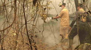 Gubernur Kalimantan Tengah H. Agustiar Sabran turun langsung membantu upaya pemadaman kebakaran hutan dan lahan di Jalan Cilik Riwut Km 17, Palangka Raya, Selasa (15/9/26).