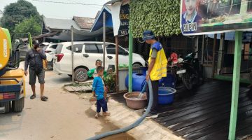 Pemerintah Provinsi Kalimantan Tengah menyalurkan bantuan air bersih kepada masyarakat di sejumlah wilayah terdampak kekeringan sebagai upaya memenuhi kebutuhan air selama musim kemarau, Selasa (15/9/26).