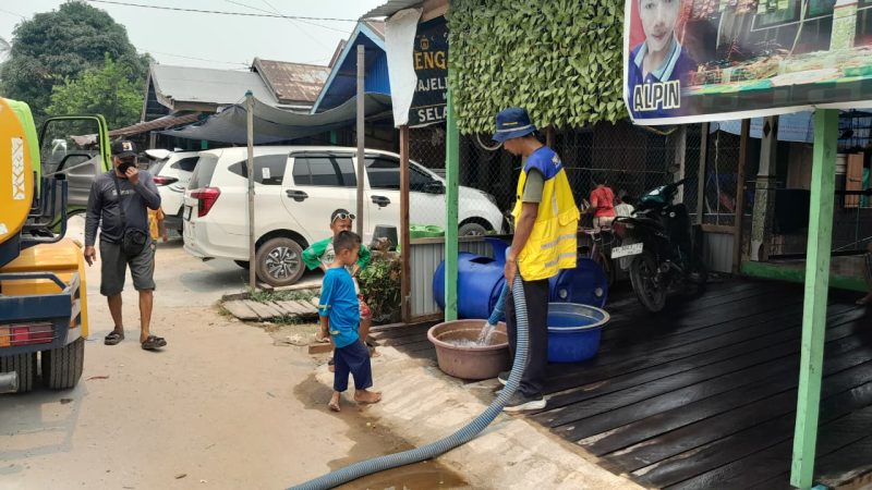 Pemerintah Provinsi Kalimantan Tengah menyalurkan bantuan air bersih kepada masyarakat di sejumlah wilayah terdampak kekeringan sebagai upaya memenuhi kebutuhan air selama musim kemarau, Selasa (15/9/26).