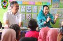 GEMARIKAN - Kepala Dinas Perikanan Kabupaten Seruyan, Taufik Kurahman, S.Pi., M.M., mendampingi Ketua TP PKK Kabupaten Seruyan, Ny. Welduline Ahmad Selanorwanda, S.E., M.A., saat menghadiri sekaligus membuka kegiatan Sosialisasi Gerakan Memasyarakatkan Makan Ikan (Gemarikan).