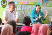 GEMARIKAN - Kepala Dinas Perikanan Kabupaten Seruyan, Taufik Kurahman, S.Pi., M.M., mendampingi Ketua TP PKK Kabupaten Seruyan, Ny. Welduline Ahmad Selanorwanda, S.E., M.A., saat menghadiri sekaligus membuka kegiatan Sosialisasi Gerakan Memasyarakatkan Makan Ikan (Gemarikan).