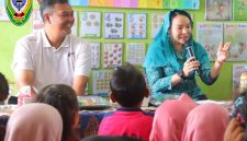 GEMARIKAN - Kepala Dinas Perikanan Kabupaten Seruyan, Taufik Kurahman, S.Pi., M.M., mendampingi Ketua TP PKK Kabupaten Seruyan, Ny. Welduline Ahmad Selanorwanda, S.E., M.A., saat menghadiri sekaligus membuka kegiatan Sosialisasi Gerakan Memasyarakatkan Makan Ikan (Gemarikan).