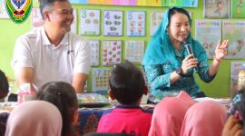 GEMARIKAN - Kepala Dinas Perikanan Kabupaten Seruyan, Taufik Kurahman, S.Pi., M.M., mendampingi Ketua TP PKK Kabupaten Seruyan, Ny. Welduline Ahmad Selanorwanda, S.E., M.A., saat menghadiri sekaligus membuka kegiatan Sosialisasi Gerakan Memasyarakatkan Makan Ikan (Gemarikan).
