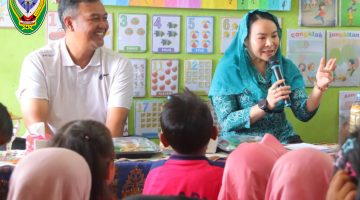 GEMARIKAN - Kepala Dinas Perikanan Kabupaten Seruyan, Taufik Kurahman, S.Pi., M.M., mendampingi Ketua TP PKK Kabupaten Seruyan, Ny. Welduline Ahmad Selanorwanda, S.E., M.A., saat menghadiri sekaligus membuka kegiatan Sosialisasi Gerakan Memasyarakatkan Makan Ikan (Gemarikan).