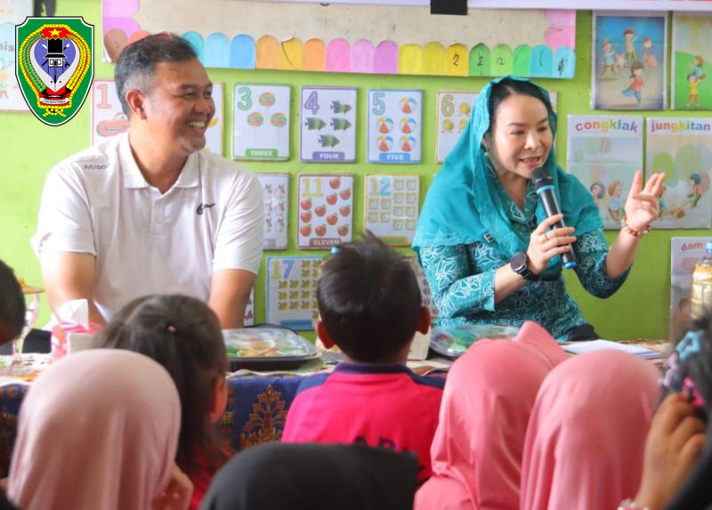 GEMARIKAN - Kepala Dinas Perikanan Kabupaten Seruyan, Taufik Kurahman, S.Pi., M.M., mendampingi Ketua TP PKK Kabupaten Seruyan, Ny. Welduline Ahmad Selanorwanda, S.E., M.A., saat menghadiri sekaligus membuka kegiatan Sosialisasi Gerakan Memasyarakatkan Makan Ikan (Gemarikan).