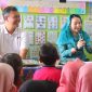 GEMARIKAN - Kepala Dinas Perikanan Kabupaten Seruyan, Taufik Kurahman, S.Pi., M.M., mendampingi Ketua TP PKK Kabupaten Seruyan, Ny. Welduline Ahmad Selanorwanda, S.E., M.A., saat menghadiri sekaligus membuka kegiatan Sosialisasi Gerakan Memasyarakatkan Makan Ikan (Gemarikan).