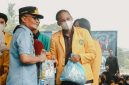 Gubernur Agustiar Sabran menyerahkan bantuan kepada mahasiswa terdampak karhutla di Palangka Raya. Rabu (16/9/26)