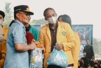 Gubernur Agustiar Sabran menyerahkan bantuan kepada mahasiswa terdampak karhutla di Palangka Raya. Rabu (16/9/26)