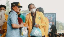 Gubernur Agustiar Sabran menyerahkan bantuan kepada mahasiswa terdampak karhutla di Palangka Raya. Rabu (16/9/26)