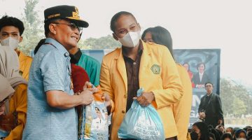 Gubernur Agustiar Sabran menyerahkan bantuan kepada mahasiswa terdampak karhutla di Palangka Raya. Rabu (16/9/26)