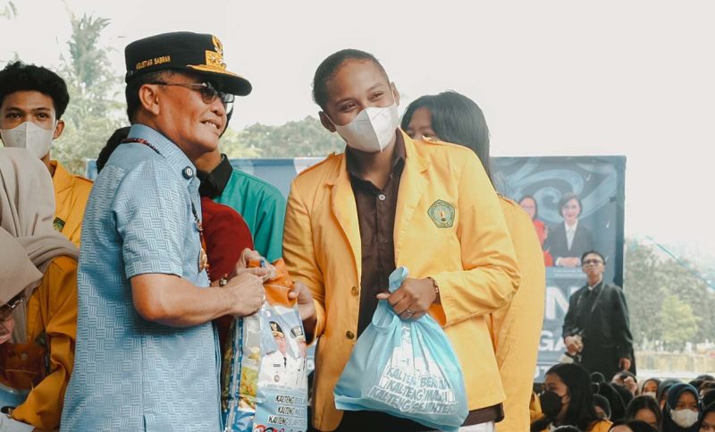 Gubernur Agustiar Sabran menyerahkan bantuan kepada mahasiswa terdampak karhutla di Palangka Raya. Rabu (16/9/26)