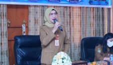 Kepala Disdagperin Kalteng Norhani membuka pelatihan pengolahan ikan bagi masyarakat di Palangka Raya. Rabu (15/9/26)