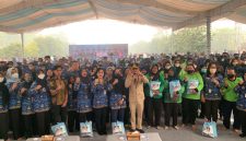 Gubernur Kalimantan Tengah H. Agustiar Sabran menyerahkan bantuan paket sembako kepada aparatur di lingkungan Pemerintah Provinsi Kalimantan Tengah di Istana Isen Mulang, Palangka Raya, Kamis (17/9/26).