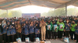 Gubernur Kalimantan Tengah H. Agustiar Sabran menyerahkan bantuan paket sembako kepada aparatur di lingkungan Pemerintah Provinsi Kalimantan Tengah di Istana Isen Mulang, Palangka Raya, Kamis (17/9/26).
